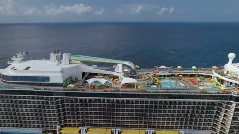 Luftumlaufbahn-über-Dem-Hauptdeck-Des-Kreuzfahrtschiffes-Odyssey-Of-The-Seas,-Das-Im-Kreuzfahrtterminal-Vor-Anker-Liegt