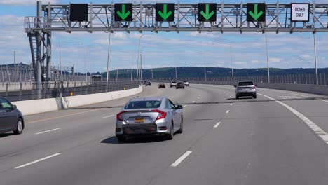 Los-Coches-Circulan-Por-El-Puente-Interestatal-De-Peaje