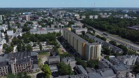 Eine-Drohnenaufnahme-Eines-Wohnblocks-In-Lodz,-Polen