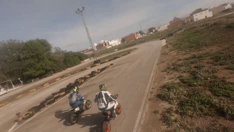 FPV-POV-Luftaufnahmen-Von-Motorradrennfahrern-Auf-Sonniger-Rennstrecke