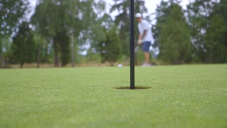 Un-Hombre-Jugando-Al-Golf-Con-Un-Putter-Y-Pierde-El-Hoyo