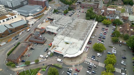 Toma-Aérea-Giratoria-De-Un-Supermercado-En-Canterbury