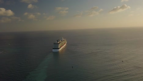 Vista-Aérea-Del-Crucero-Navegando-Hacia-El-Gran-Océano-Azul---Todavía-Tiro-4k