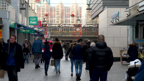 Menschen,-Die-Am-Bahnhof-Almere-Centrum-Im-Stadtzentrum-Vorbeigehen