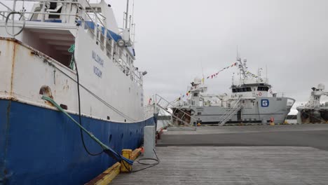 Zwei-Schiffe-Im-Hafen-Von-Grindavik,-Island,-Mit-Gimbal-Video,-Das-Vorwärts-Läuft