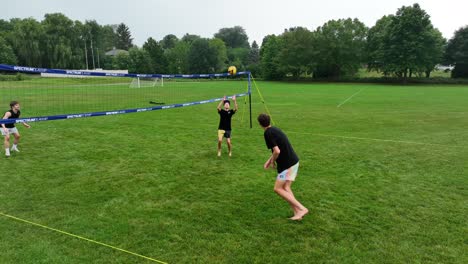 Weiße-Teenager-Spielen-Grasvolleyball-Im-Park