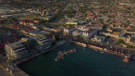 Vista-Aérea-De-La-Hermosa-Marina-Y-Calles-Concurridas-En-La-Ciudad-Oranjestad-De-Aruba