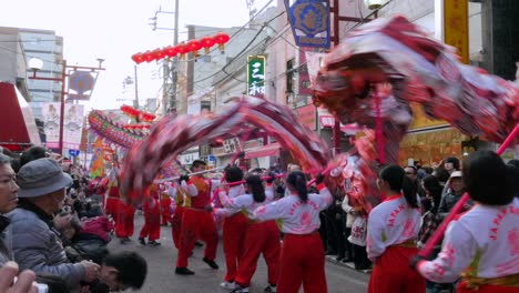 24.-Februar-2018,-Tokio,-Japan---Drachentanztruppe-Treten-Während-Der-Chinesischen-Neujahrsparade-2018-In-Chinatown-Von-Yokohama-Auf