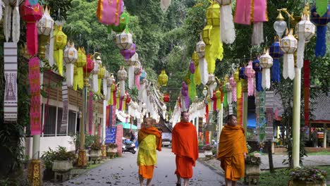 Buddhistische-Mönche,-Die-Tagsüber-Unter-Krathong-Laternen-Spazieren-Gehen