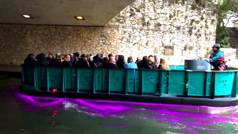 Botes-Fluviales-De-Colores-Brillantes-Atraviesan-El-Centro-De-La-Ciudad,-Transporte-A-Las-áreas-Del-Paseo-Fluvial