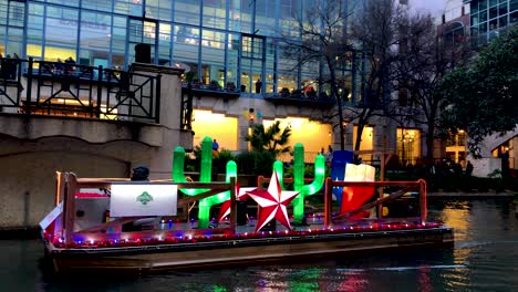 Die-Laternenparade-Wirft-Einen-Wunderschönen-Schein-Von-Den-Booten-Auf-Dem-San-Antonio-Riverwalk