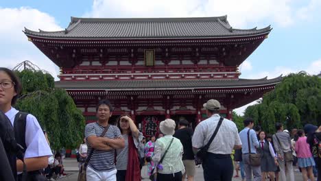 Gente-Abarrotada-Que-Se-Dirige-Al-Templo-Budista-Sensoji-Timelapse