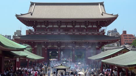 Gente-Caminando-Y-Rezando-En-El-Templo-Sensoji-En-El-Día-Dorado-De-La-Semana-De-Japón-Timelapse