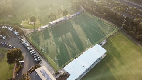 Imágenes-Aéreas-De-Drones-Subiendo-Hacia-El-Sol-De-Un-Partido-De-Hockey-Sobre-Césped-De-La-Liga-Principal-Masculina-En-El-Parque-Elgar