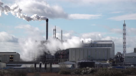 La-Contaminación-Sale-De-Las-Chimeneas-De-Una-Planta-Química-En-Un-Día-Ventoso