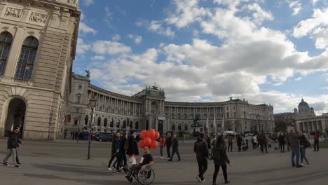 Hombre-En-Silla-De-Ruedas-Con-Globos-Naranjas-En-Viena