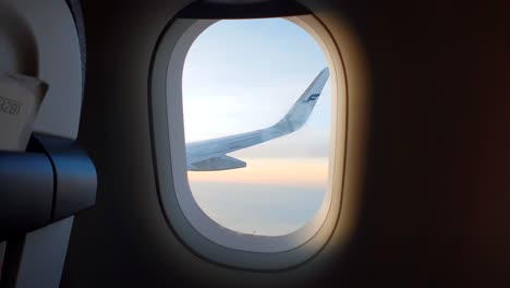 Vista-De-Pasajero-A-Través-De-Una-Ventana-De-Avión