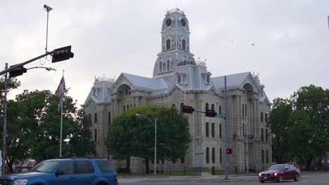 Palacio-De-Justicia-Del-Condado-De-Hill-Con-Pájaros