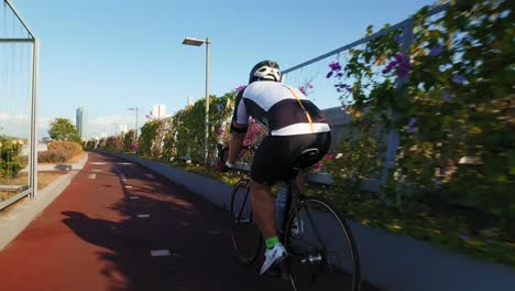 Una-Mirada-Desde-Atrás-De-Un-Ciclista-Entrenando-En-Un-Día-Soleado