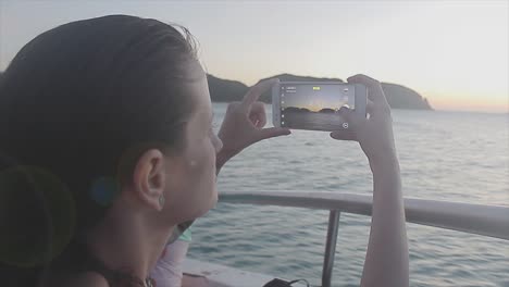 Mädchen-Auf-Einem-Boot,-Das-Brasilianische-Strände-In-Rio-De-Janeiro-Fotografiert