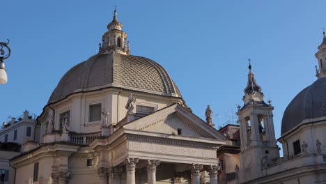 Kameraschwenk-Für-Die-Außenfassade-Der-Zwillingskirchen-Auf-Dem-Volksplatz-In-Rom