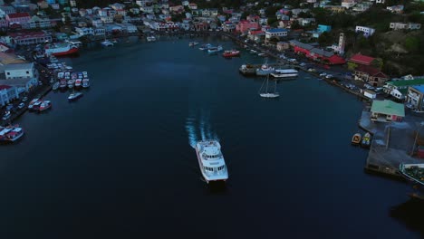 Disparo-De-Un-Dron-De-Un-Ferry-Que-Sale-Del-Puerto-De-San-Jorge,-Granada