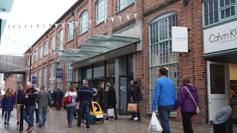 Gloucester,-Gloucestershire,-Reino-Unido-26-De-Mayo-De-2019---Muelles-De-Gloucester,-Muelles-De-Entrada-Al-Centro-Comercial