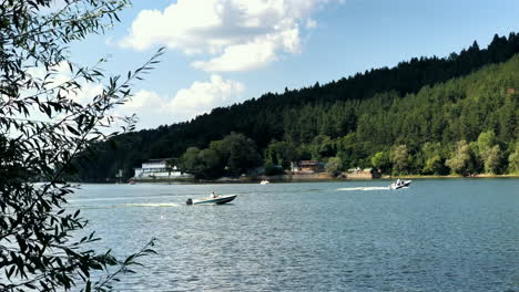 Turistas-Navegando-Con-Botes-A-Motor-En-Un-Lago-Durante-Un-Día-Soleado