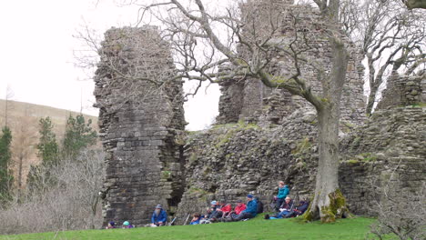 Almuerzo-Para-Un-Grupo-De-Excursionistas-En-Las-Ruinas-Del-Castillo-De-Pendragon,-Que-Supuestamente-Fue-Fundado-Por-Uther-Pendragon,-El-Padre-Del-Rey-Arturo,-Situado-En-El-Valle-De-Mallerstang,-Cumbria.