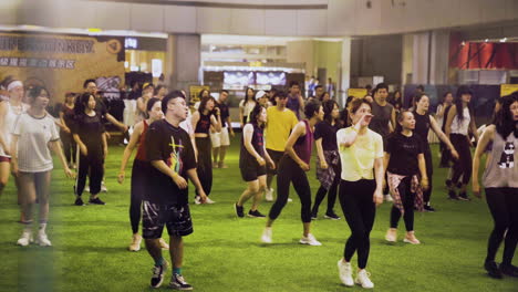 Un-Grupo-De-Personas-Bailando-En-El-Campo-Del-Centro-Comercial