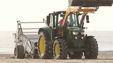 Máquina-De-Ruedas-Limpiando-Una-Playa-En-España