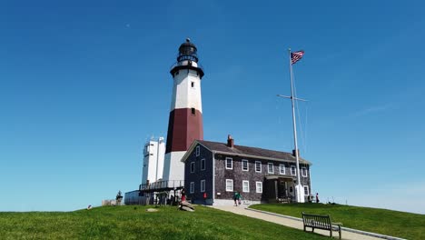 Lapso-De-Tiempo-De-Movimiento-Del-Faro-Y-Museo-De-Montauk-En-Verano-Con-Turistas-Caminando