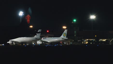 Flugzeuge-Am-Internationalen-Flughafen-Siem-Reap-In-Der-Nacht