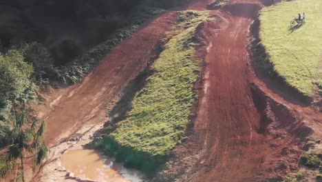 Tiro-De-Drone-Del-Parque-De-Motocross-Con-Jinete-Saltando-Sobre-Un-Gran-Salto