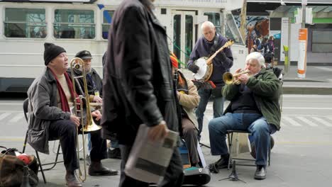 Eledery-Group-Busking---Straßenperformance-In-Melbourne-Cbd-Eine-Gruppe-Von-Straßenmusikanten