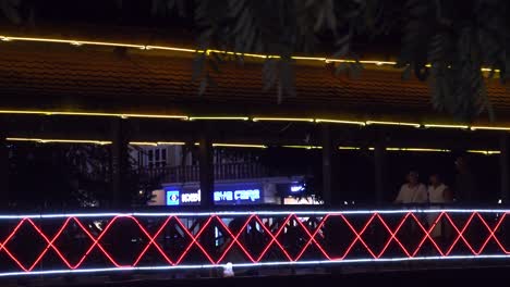 Turista-Caminando-Sobre-Un-Puente-Iluminado