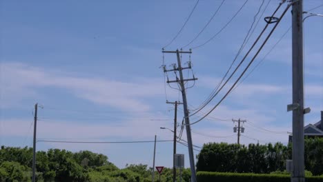 Torres-Eléctricas-Junto-A-La-Carretera,-Filmadas-Desde-Un-Automóvil-En-Movimiento-En-Montauk,-Nueva-York---Cámara-Lenta-De-180-Fps