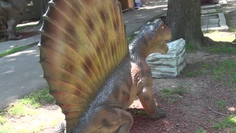 Realistischer-Dimetrodon-Dinosaurier-Im-Park-Hinter-Dem-Rücken