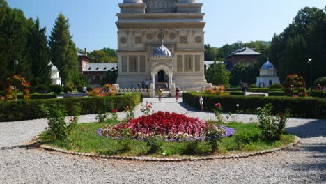 Tiro-Inclinado-Hacia-Arriba-Del-Monasterio-De-Curtea-De-Arges,-Rumania