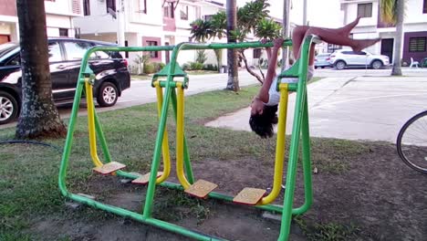 Escena-Del-Patio-De-Recreo-De-La-Tarde-En-Una-Subdivisión-Residencial-Suburbana-En-La-Ciudad-De-Mandaue,-Región-Central-De-Visayas,-Filipinas