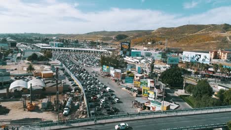 Toma-Aérea-En-El-Cruce-Fronterizo-De-México-Y-Los-Estados-Unidos-De-América-En-Tijuana