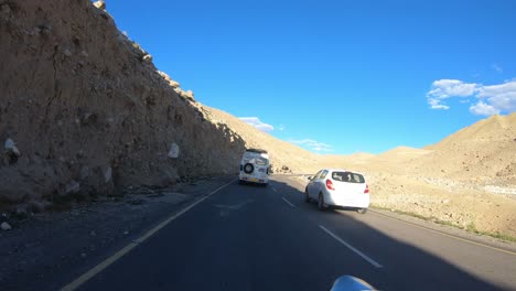 Junges-Paar-Fährt-Fahrrad-Im-Hügeligen-Gelände-Der-Region-Leh-Ladakh