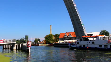 Excursión-En-Barco-Quinto-Cruce-Turístico-Bajo-El-Puente-Levadizo,-Río-Motlawa,-Gdansk,-Polonia