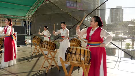 Músicos-Coreanos-Tocando-Tambores-E-Instrumentos-Tradicionales-Coreanos-Samulnori-Durante-El-Festival-Coreano