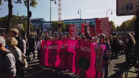 Manifestantes-Con-Pancartas-En-Una-Marcha-De-Protesta-Contra-El-Cambio-Climático,-Marchando-En-Colonia,-Alemania