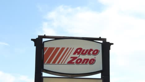 Autozone--Und-Supercuts-Straßenschilder-Schwenken-Vom-Himmel-Herab