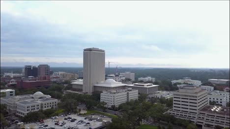 Flug-In-Richtung-Innenstadt-Von-Tallahassee-Und-Florida-Capitol-An-Einem-Bewölkten-Tag