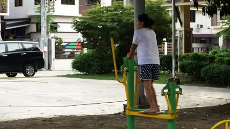 Escena-Del-Patio-De-Recreo-De-La-Tarde-En-Una-Subdivisión-Residencial-Suburbana-En-La-Ciudad-De-Mandaue,-Región-Central-De-Visayas,-Filipinas