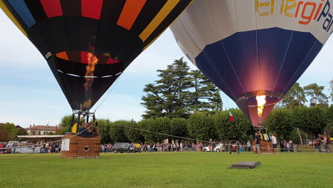 Dos-Globos-Aerostáticos-Listos-Para-Volar,-ángulo-Bajo-Todavía-Dos-Disparos