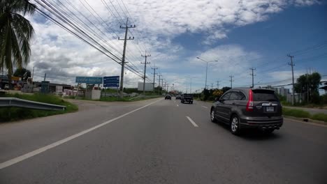 Este-Es-Un-Lapso-De-Tiempo-Con-Una-Cámara-De-Acción-Montada-Frente-Al-Camión,-Conduciendo-De-Pranburi-A-Hua-Hin-Y-De-Hua-Hin-A-Bangkok-En-Phet-Kasem-Road